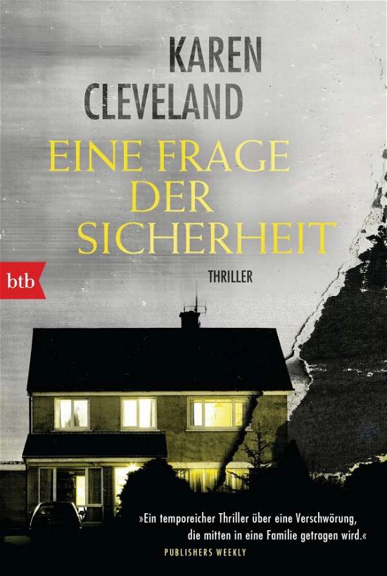Cover for Karen Cleveland · Eine Frage der Sicherheit (Paperback Bog) (2022)