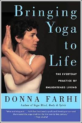 Cover for Donna Farhi · Bringing Yoga to Life: The Everyday Practice of Enlightened Living (Taschenbuch) (2005)