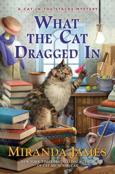 Cover for Miranda James · What the Cat Dragged In (Gebundenes Buch) (2021)