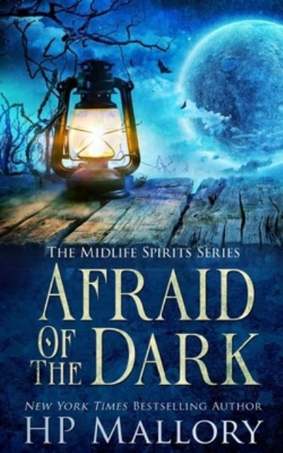 Afraid Of The Dark: A Paranormal Women's Fiction Novel - Midlife Spirits - H P Mallory - Kirjat - Independently Published - 9798526157469 - torstai 24. kesäkuuta 2021