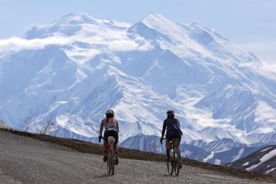 Cover for Jessica Cherry · Wheels on Ice: Stories of Cycling in Alaska (Paperback Book) (2022)