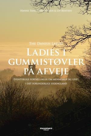 Ladies i gummistøvler på afveje - Hanne Tang Christensen & Liv Bentsen - Livres - Muusmann Forlag - 9788793679474 - 11 octobre 2019