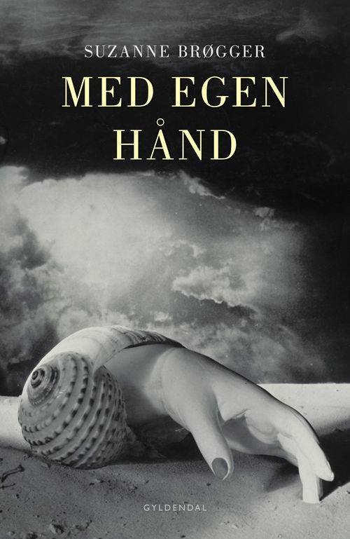 Cover for Suzanne Brøgger · Med egen hånd (Sewn Spine Book) [1. Painos] (2021)