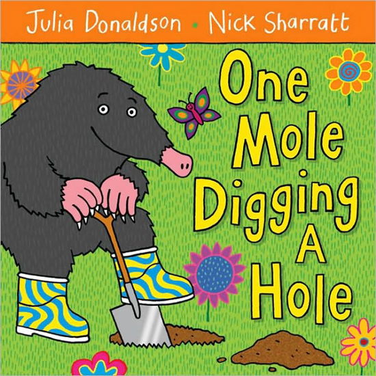 One Mole Digging A Hole - Julia Donaldson - Kirjat - Pan Macmillan - 9780230706477 - perjantai 3. huhtikuuta 2009