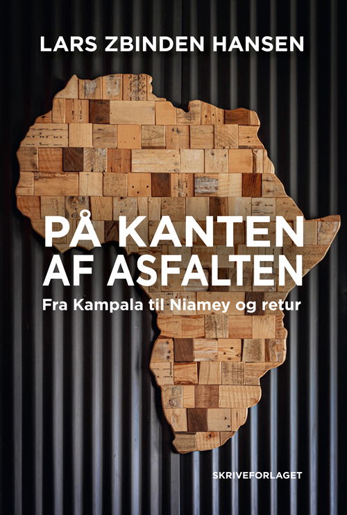 Lars Zbinden Hansen · På kanten af asfalten (Sewn Spine Book) [1. Painos] (2021)