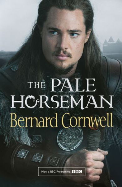 Bernard Cornwell · The Pale Horseman - The Last Kingdom Series (Paperback Bog) [TV tie-in edition] (2015)