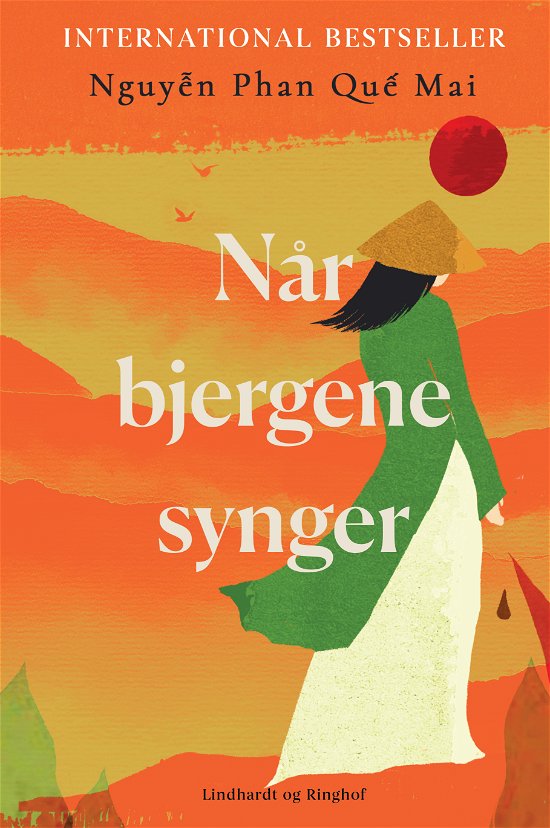 Cover for Nguyễn Phan Quế Mai · Når bjergene synger (Bound Book) [1.º edición] (2024)