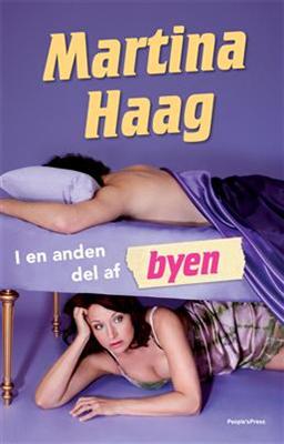 Cover for Martina Haag · I en anden del af byen (Sewn Spine Book) [1st edition] (2010)