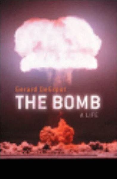 Cover for Gerard DeGroot · The Bomb: A Life (Paperback Book) (2005)