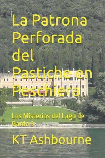Cover for Kt Ashbourne · La Patrona Perforada del Pastiche en Peschiera: Los Misterios del Lago de Garda 9 - Los Misterios del Lago de Garda (Paperback Bog) (2022)