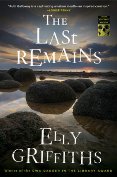 Cover for Elly Griffiths · The Last Remains: A British Cozy Mystery - Ruth Galloway Mysteries (Hardcover bog) (2023)