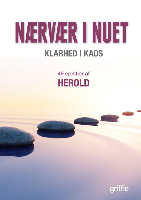 Cover for Bjørn Herold Olsen · Nærvær i nuet (Sewn Spine Book) [1. Painos] (2022)