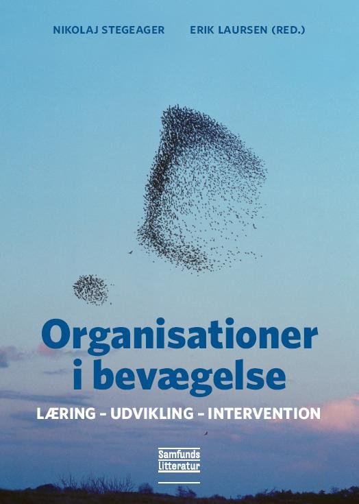 Cover for Nikolaj Stegeager og Erik Laursen (red.) · Organisationer i bevægelse (Sewn Spine Book) [1º edição] (2011)