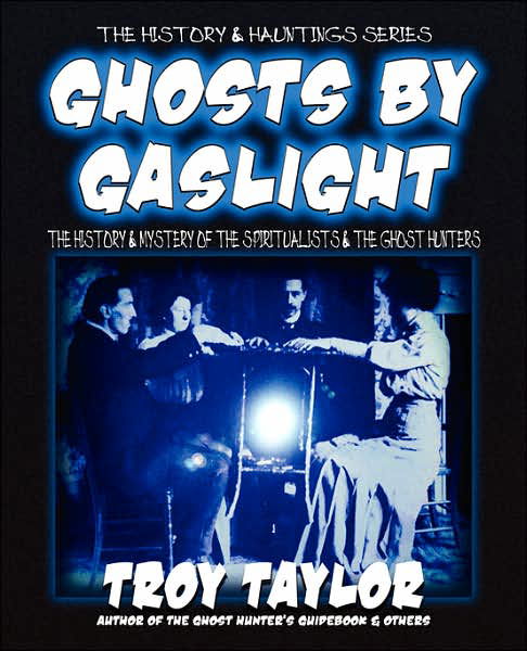 Ghosts by Gaslight - Troy Taylor - Książki - Whitechapel Productions - 9781892523495 - 22 stycznia 2007