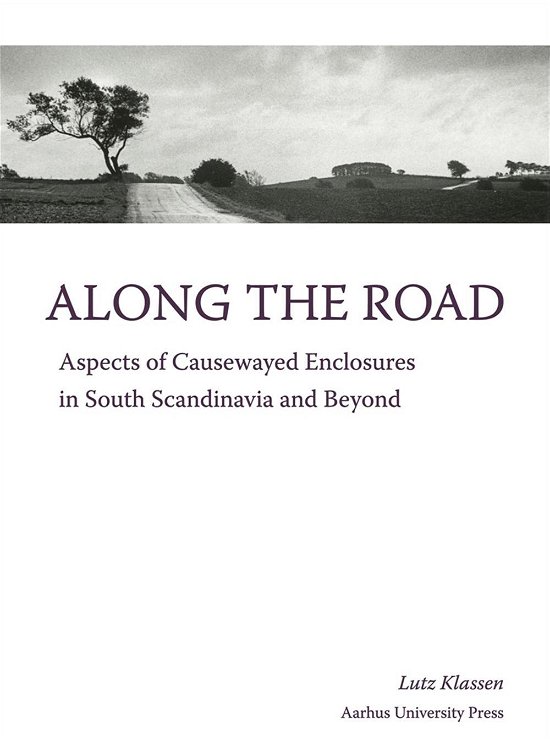 Lutz Klassen · East Jutland Museum Publications 2: Along the Road (Bound Book) [1st edition] [Indbundet] (2014)