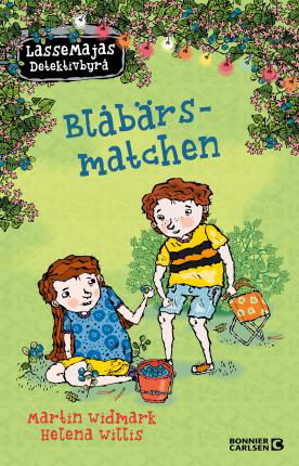 LasseMajas Detektivbyrå: LasseMajas sommarlovsbok. Blåbärsmatchen - Martin Widmark - Bøker - Bonnier Carlsen - 9789179750497 - 30. april 2020