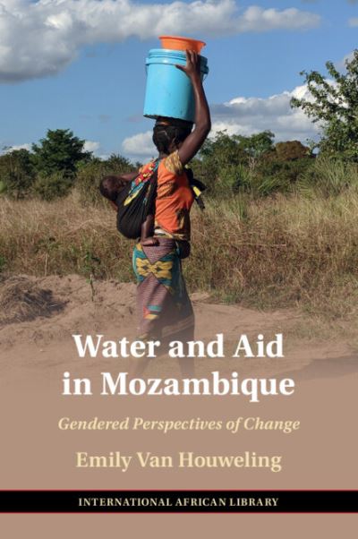 Emily Van Houweling · Water and Aid in Mozambique: Gendered Perspectives of Change - The International African Library (Paperback Book) (2024)