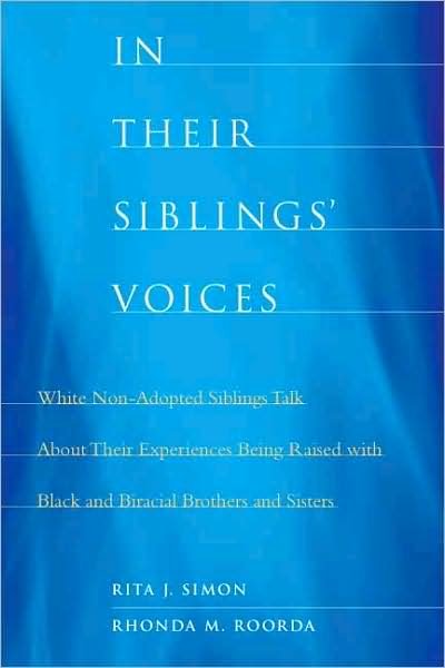 In Their Siblings’ Voices: White Non-Adopted Siblings Talk About Their Experiences Being Raised with Black and Biracial Brothers and Sisters - Rita Simon - Libros - Columbia University Press - 9780231148504 - 20 de mayo de 2009