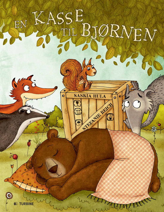 Cover for Saskia Hula · En kasse til bjørnen (Bound Book) [1. wydanie] (2015)