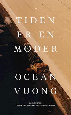 Cover for Ocean Vuong · Tiden er en mor (Indbundet Bog) [1. udgave] (2022)