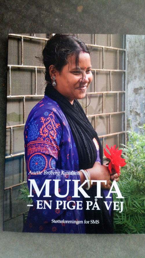 Cover for Anette Broberg Knudsen · Mukta  en pige på vej (Paperback Book) [1. Painos] (2020)