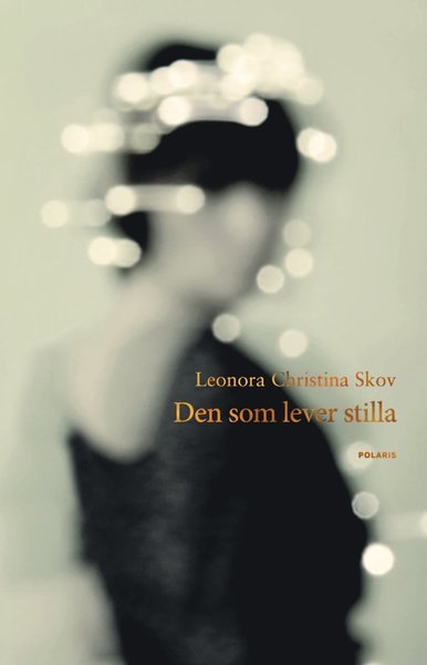 Cover for Leonora Christina Skov · Den som lever stilla (Inbunden Bok) (2019)