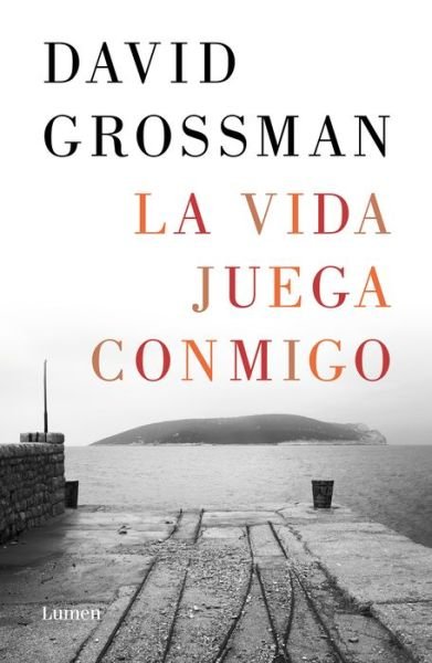 Cover for David Grossman · La vida juega conmigo / More Than I Love My Life (Paperback Book) (2021)
