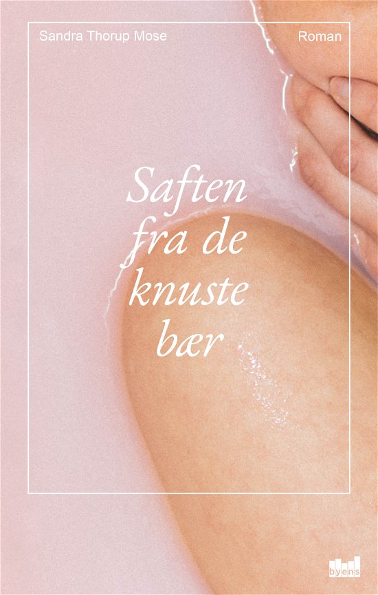 Cover for Sandra Thorup Mose · Saften fra de knuste bær (Sewn Spine Book) [1. Painos] (2019)