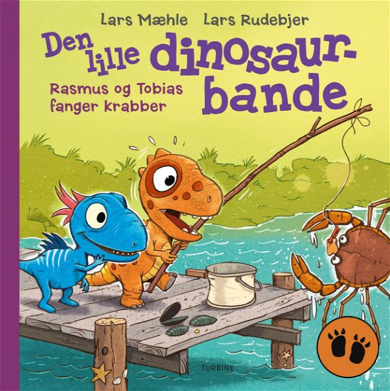 Lars Mæhle · Den lille dinosaurbande – Rasmus og Tobias fanger krabber (Hardcover Book) [1er édition] (2024)