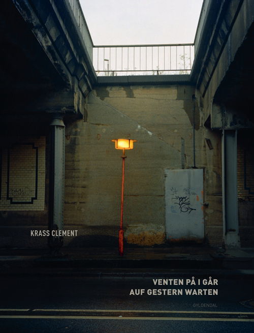 Cover for Krass Clement · Venten på i går (Bound Book) [1. wydanie] [Indbundet] (2012)