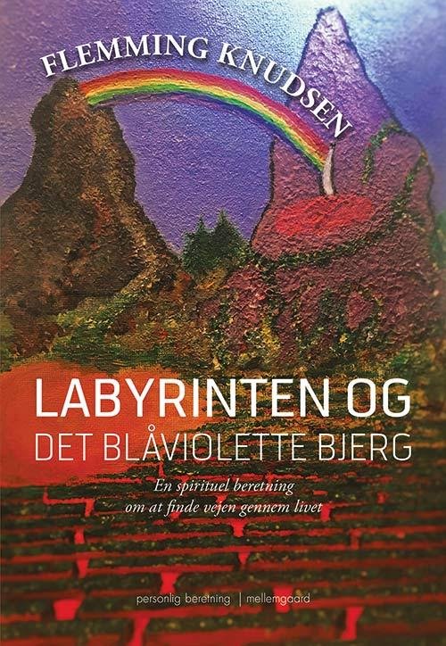 Labyrinten og det blåviolette bjerg - Flemming Knudsen - Bøker - Forlaget mellemgaard - 9788771903515 - 26. juni 2017