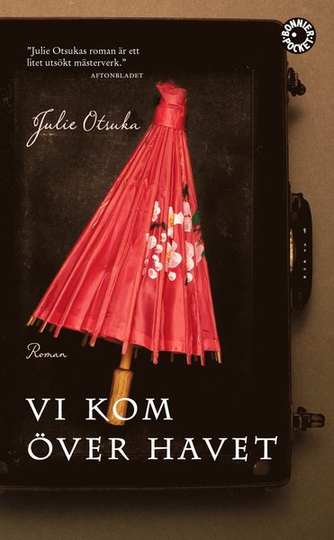 Cover for Julie Otsuka · Vi kom över havet (Paperback Book) (2013)