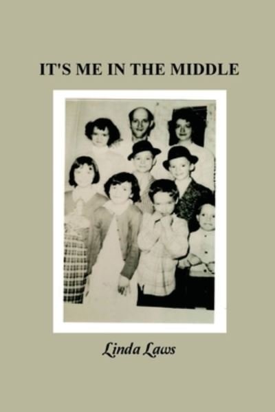 Cover for Linda Laws · It's Me in the Middle (Paperback Book) (2021)