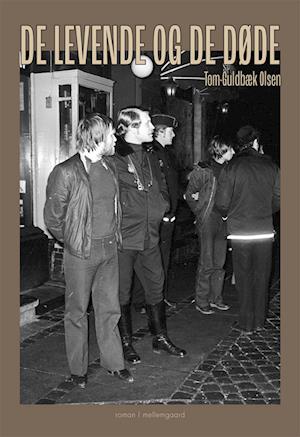 De levende og de døde - Tom Guldbæk Olsen - Livros - Forlaget mellemgaard - 9788775751518 - 18 de fevereiro de 2022