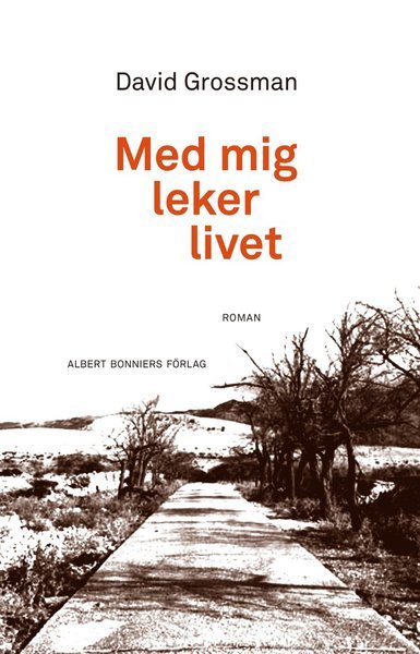 Cover for David Grossman · Med mig leker livet (Innbunden bok) (2020)