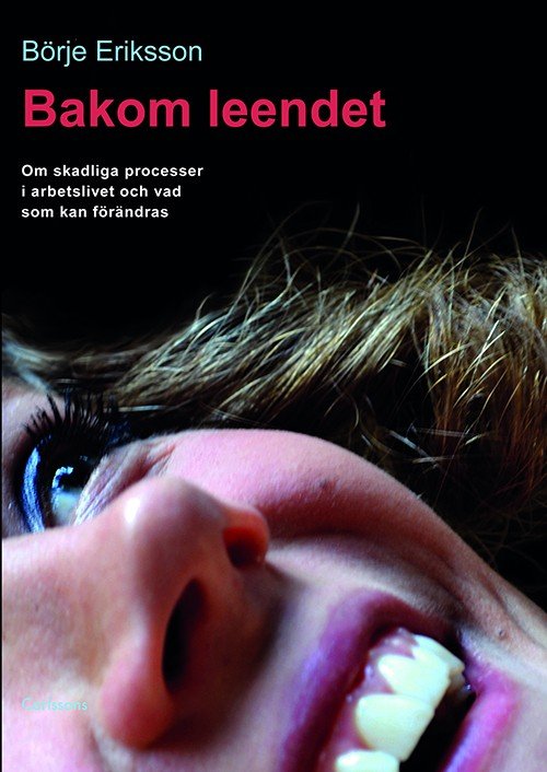 Cover for Eriksson Börje · Bakom leendet : om skadliga processer i arbetslivet och vad som kan förändras (Sewn Spine Book) (2014)