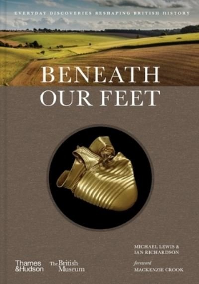 Beneath our Feet: Everyday Discoveries Reshaping British History - Michael Lewis - Livros - Thames & Hudson Ltd - 9780500027523 - 6 de março de 2025