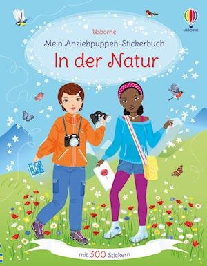 Mein Anziehpuppen-Stickerbuch: In der Natur - Fiona Watt - Bøker - Usborne - 9781789417524 - 3. august 2022