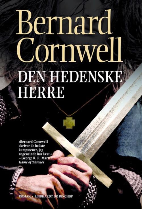 Cover for Bernard Cornwell · Den hedenske herre  (SAKS 7) (Gebundesens Buch) [1. Ausgabe] [Indbundet] (2014)