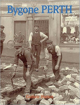 Bygone Perth - Guthrie Hutton - Books - Stenlake Publishing - 9781840333527 - September 1, 2005