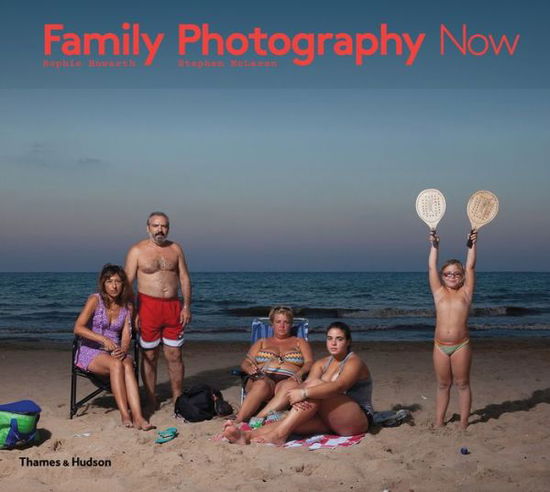 Family Photography Now - Sophie Howarth - Books - Thames & Hudson Ltd - 9780500544532 - May 2, 2016