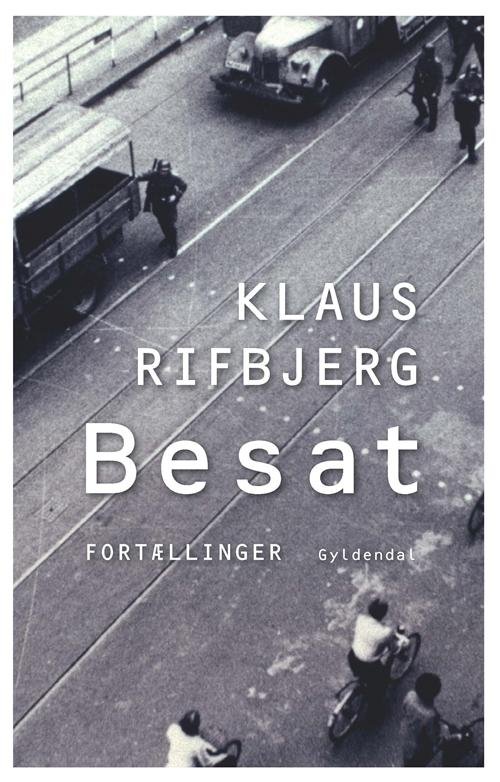 Cover for Klaus Rifbjerg · Besat (Sewn Spine Book) [1. Painos] (2015)