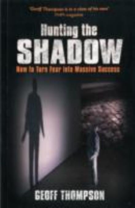 Hunting the Shadow: How to Turn Fear into Massive Success - Geoff Thompson - Książki - Geoff Thompson Ltd - 9780956921536 - 1 sierpnia 2012