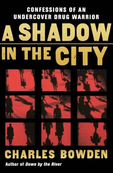 Cover for Charles Bowden · A Shadow in the City: Confessions of an Undercover Drug Warrior (Taschenbuch) (2006)