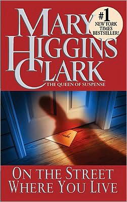 On the Street Where You Live - Mary Higgins Clark - Kirjat - Pocket Books - 9780671004538 - maanantai 1. huhtikuuta 2002
