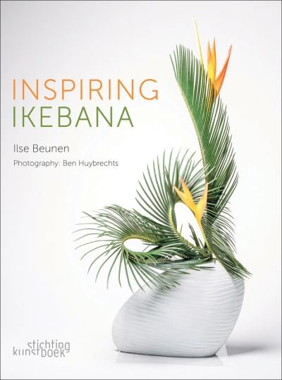 Inspiring Ikebana - Ilse Beunen - Libros - Stichting Kunstboek BVBA - 9789058566539 - 24 de diciembre de 2021