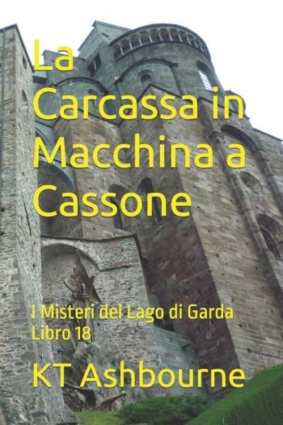 Cover for Kt Ashbourne · La Carcassa in Macchina a Cassone: I Misteri del Lago di Garda Libro 18 (Pocketbok) (2022)