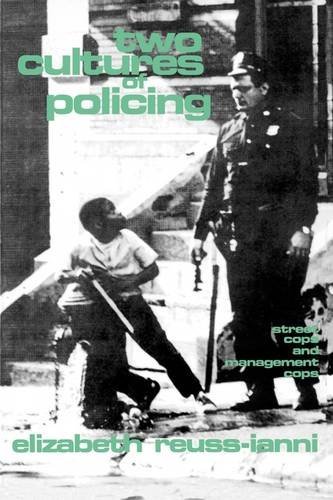 Cover for John Leo · Two Cultures of Policing: Street Cops and Management Cops (Paperback Bog) [Reprint edition] (1982)