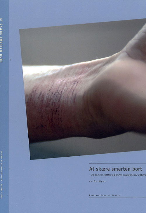 Cover for Bo Møhl · At skære smerten bort (Sewn Spine Book) [1st edition] (2006)