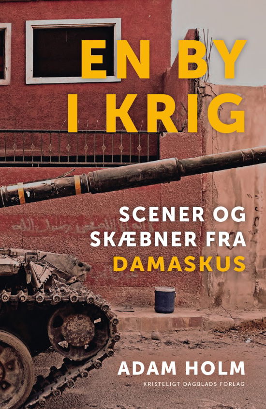 En by i krig - Adam Holm - Livres - Kristeligt Dagblads Forlag - 9788774673545 - 26 octobre 2017
